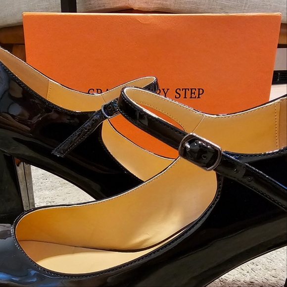 Black Mary Jane Heels - Picture 2 of 7